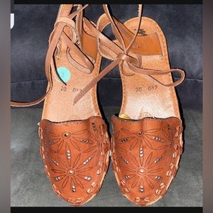 NWOT. Girls Artisanal girls sandals